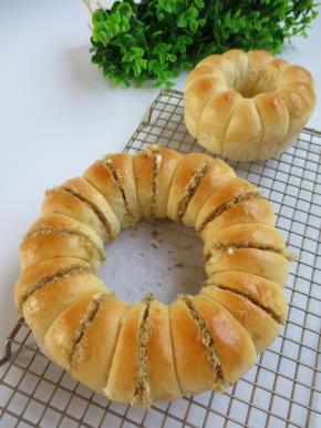 每个面包瓣中间切开，抹上沙拉酱，夹上肉松