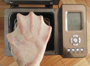 和面完成，拉一个手套膜