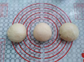 面团平均分成3等份，排气滚圆，盖上保鲜膜松弛15分钟