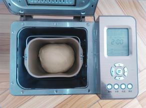 发酵完成，取出轻轻按压排气