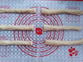 面条分别再切成2段，再松弛5分钟