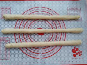 面团慢慢的搓成长条，如果搓的过程中回缩厉害，可以继续松弛面团，交替搓其他的面团