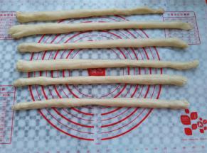 面条全部再搓成长条