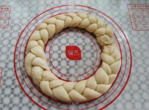 另外三根面条接到编好的面团后面，六根面条编成一个圆形，首尾接缝处捏紧（觉得麻烦的可以做2个小的花环）