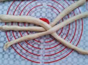 取3根面条编三股辫，可以从头部开始编，为了美观我从中间开始编，编完一端再反转过来编另一端