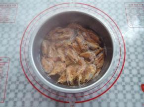 干虾用开水泡发，去掉虾壳