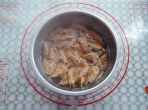 干虾用开水泡发，去掉虾壳