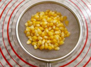 胡萝卜切圆片灼水，玉米灼水滤干备用