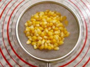 胡萝卜切圆片灼水，玉米灼水滤干备用