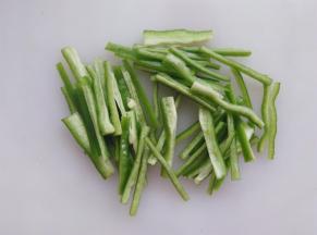 青椒切丝（洋葱切丝），放入烤箱烤干一下水份