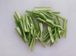 青椒切丝（洋葱切丝），放入烤箱烤干一下水份