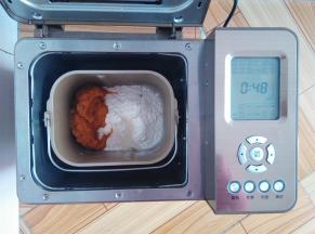 主配方中所有的材料放入面包桶中，酵母放面粉上，南瓜泥放一侧角落，因为用的纯南瓜泥带有一定水份，配方中没有水或者牛奶，启动面包机，发面程序48分钟