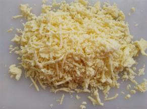 马苏里拉芝士碎刨成条状