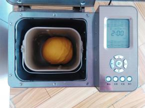 发面程序完成，取出轻压排气