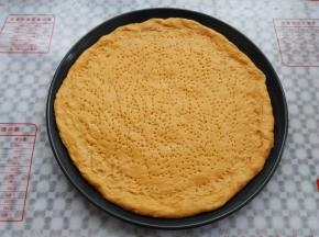 在饼皮上用叉子戳出小洞，防止烘烤过程中派皮受热膨胀鼓起