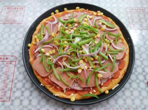 撒上玉米粒，青椒丝，洋葱丝