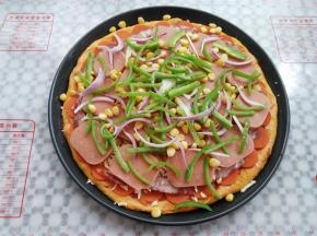 撒上玉米粒，青椒丝，洋葱丝