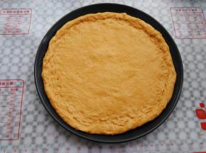 擀成一个大饼皮，放入模具中，可以卷一个边，我用的12寸披萨盘