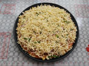 撒上剩下的马苏里拉芝士碎，预热烤箱上火190度，下火170度10分钟