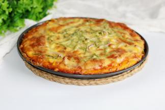 很大的一个披萨，6个人的份量，加入南瓜泥的披萨，吃起来有那么一点点甜味