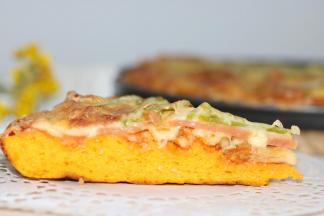 加入南瓜和面，披萨饼胚金黄的颜色超级好看呢。