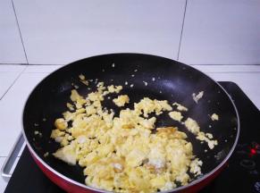 蛋饼用筷子划拉成小块，出锅放凉备用