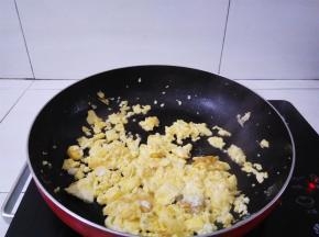 蛋饼用筷子划拉成小块，出锅放凉备用