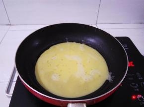不粘锅内放少量油，倒入鸡蛋液煎成蛋饼