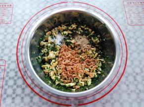装有鸡蛋的盆里加入韭菜，食用油，虾米，盐，白胡椒粉搅拌均匀
