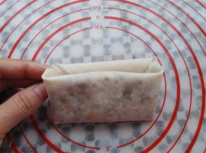 春卷皮的上端往下塞进面皮里，简单的韭菜盒子就做好了