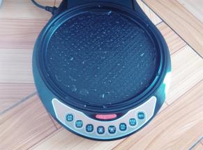 电饼铛里刷少量的油，预热电饼铛