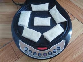 放入韭菜盒子，中间预留一些空位方便翻面，选用肉饼模式
