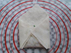 春卷皮的右侧往左折