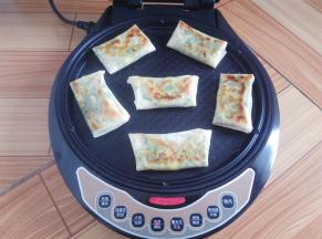 每2分钟翻面一次，第一次用电饼铛担心不熟，煎了10分钟出锅