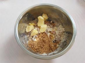 加入切成小块软化好的黄油，红糖粉，蜂蜜