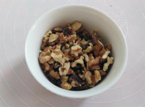 核桃去壳，烤箱200度烤5分钟，烤好后分成小颗粒