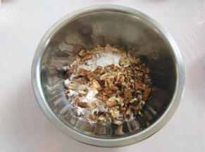 取一只干净的盆子，放入快熟麦片，低筋面粉，核桃仁颗粒，混合一下