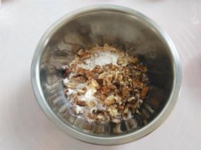 取一只干净的盆子，放入快熟麦片，低筋面粉，核桃仁颗粒，混合一下