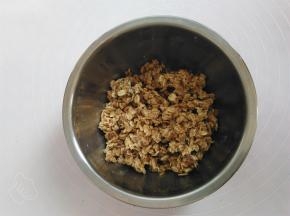 戴上一次性手套把盆子里的材料抓几下