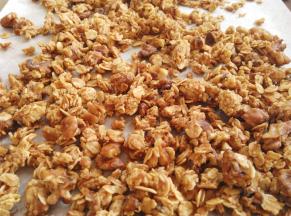 烤10分钟后取出翻一下，颜色到有点焦黄的时候就可以拿出来了