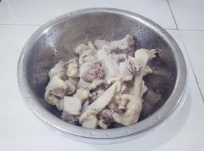 鸡块洗掉浮沫，滤干水放一边备用