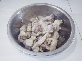鸡块洗掉浮沫，滤干水放一边备用