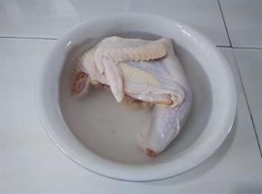 鸡肉洗干净，在水里泡一下，洗去血水，切小块，鸡油剔除
