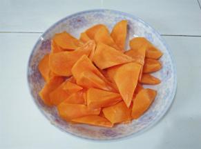 胡萝卜去皮切滚刀块