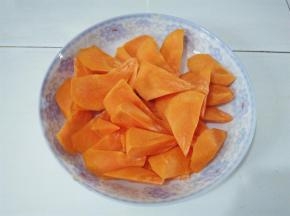 胡萝卜去皮切滚刀块