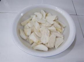 淮山去皮，切滚刀块，切好马上泡水里，我放的稍微晚了点有点氧化变黑