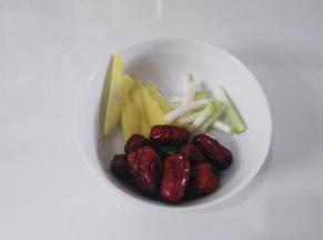 红枣洗净，葱姜洗净，葱选择葱白，生姜切片