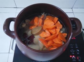 鸡块煮熟后放入淮山，胡萝卜和浓汤宝，转中火煲15分钟