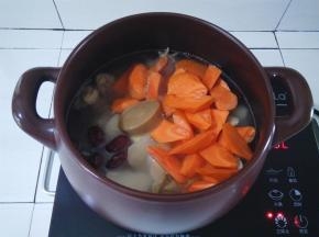 鸡块煮熟后放入淮山，胡萝卜和浓汤宝，转中火煲15分钟