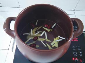 砂锅里水烧开以后放入葱姜，红枣，继续大火烧开